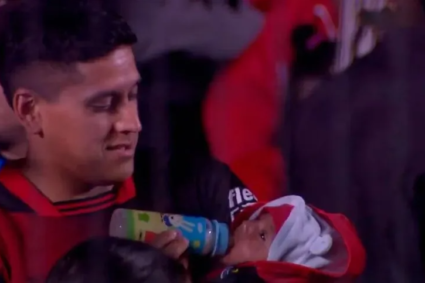 Nutre col biberon il bebè allo stadio: candidato un tifoso del Colón al ‘FIFA The Best’