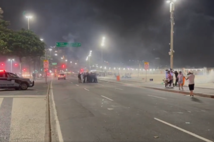Terrore a Copacabana: tifosi del Boca attaccati sia dalla barra Fluminense che dalla polizia