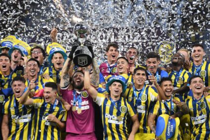 Il Rosario Central alza la Copa de la Liga, felicitaciones campeón !